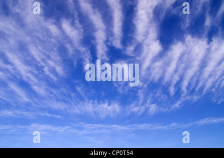 blauer Himmel mit gestreiften weißen streifigen Wolken Stockfoto