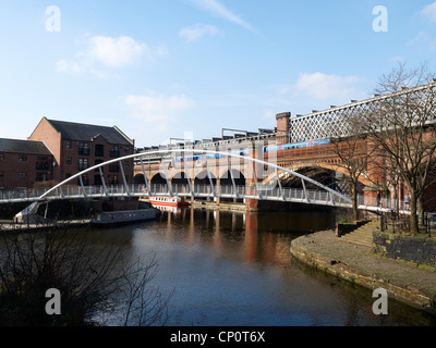 Krämerbrücke mit Bridgewater Canal in Castlefield Manchester UK Stockfoto