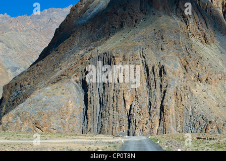 Straße führt in Richtung bunten Klippen. Zanskar, Nordindien Stockfoto