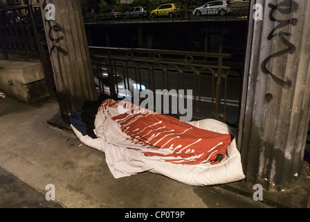 Paris, Frankreich, armer, obdachloser Mann, der schläft, unter der Decke auf dem Bürgersteig, unter der Brücke, Armut Stockfoto