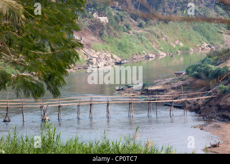 Eine fadenscheinige Bambus Fußgängerbrücke über den Khan River, einem Nebenfluss des Mekong (Luang Prabang - Laos) geworfen. Passerelle de bambous Stockfoto