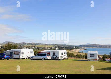 Abersoch, Lleyn-Halbinsel, Gwynedd, Nordwales, UK. Wohnwagen auf einem Campingplatz mit Blick auf die Cardigan Bay im Sommer Stockfoto