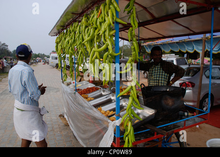 Ein Chili-Verkäufer in Strandnähe in Alleppey, Kerala in Indien. Bild: Adam Alexander/Alamy Stockfoto