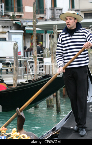 Gondoliere am Canal Grande Venedig Stockfoto