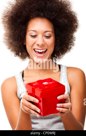 Schöne glückliche junge Frau hält einen roten Weihnachtsgeschenk, isoliert auf weiss Stockfoto