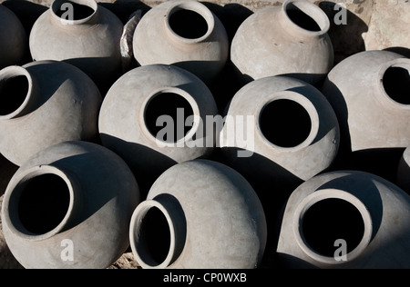 Wasser Tontöpfe (Matka) vor dem Brand im Dorf Patan, Rajsthan austrocknen Stockfoto