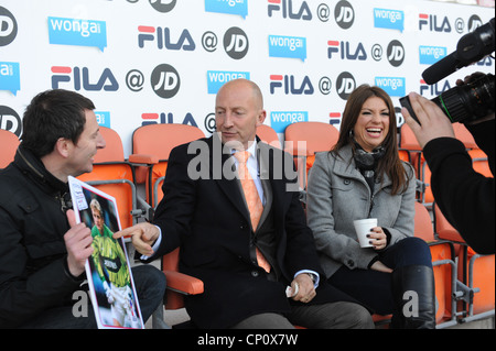 Nehmen Sie es wie A Fan Moderatoren Bianca Westwood und John 'Gast' Fendley Inteviewing Blackpool Manager Ian Holloway Stockfoto