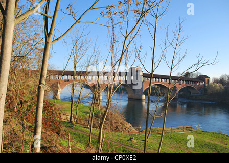 Alten bedeckt Brücke am Fluss Ticino in Pavia, Lombardei, Italien Stockfoto