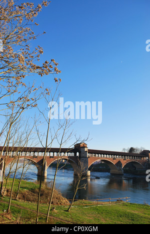 Alten bedeckt Brücke am Fluss Ticino in Pavia, Lombardei, Italien Stockfoto