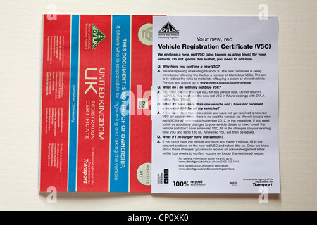 neue rote Vehicle Registration Certificate V5C Dokument mit Anschreiben isoliert auf weißem Hintergrund Stockfoto