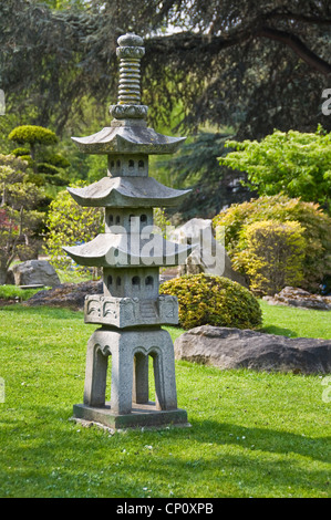 Japanischer Garten mit eine Steinlaterne in The Jardin d ' Acclimatation - Paris, Frankreich Stockfoto