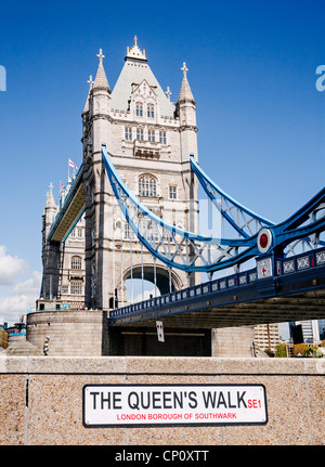 Tower Bridge von der Königin zu Fuß auf der South Bank, London, England. Stockfoto