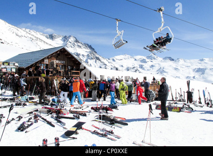 Skifahren in Frankreich; Skifahrer entspannen sich im Café La Folie Douce, Val Thorens, die drei Täler, Les Portes du Soleil, Französische Alpen Frankreich Europa Stockfoto