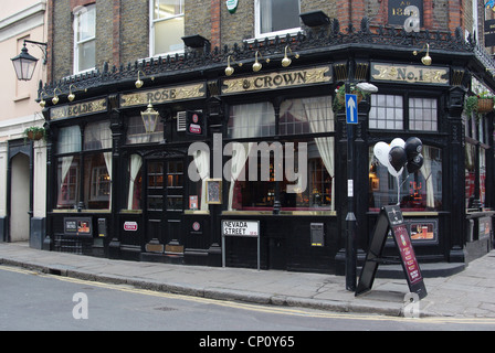 Außenansicht des Ye Olde Rose &amp; Crown, Taylor Walker Pub in Greenwich, Süd-London Stockfoto