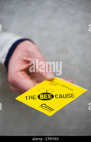 Hand mit Freunden britischen Wildflower' der Erde' samen Paket Bienen zu helfen Stockfoto