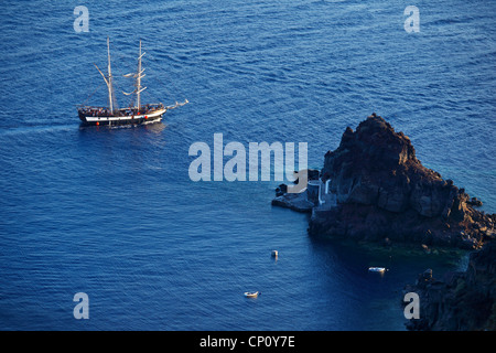 Ein Schiff machen eine Kreuzfahrt in Santorini, Griechenland Stockfoto