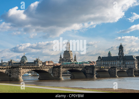 Blick über den Fluss Elbe, Augustusbrücke, Akademie der Künste, Frauenkirche und Haus der Ländereien, Dresden, Sachsen, Deutschland Stockfoto