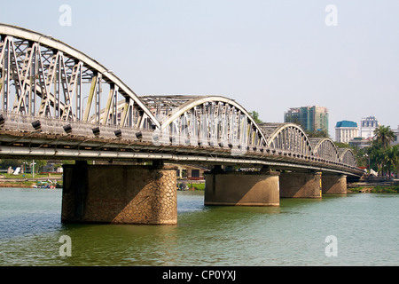 Brücke über den Parfüm-Fluss, Hue, Vietnam. Stockfoto