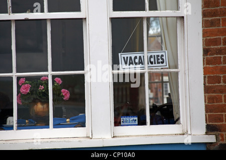 Stellenangebote-Schild hängen im Fenster des Hotels in Weymouth im April Stockfoto