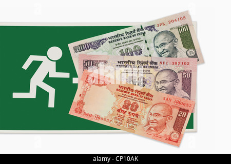 Viele verschiedene indische Rupie Rechnungen mit dem Porträt von Mahatma Gandhi auf einem Notausgang liegend zu unterzeichnen Stockfoto