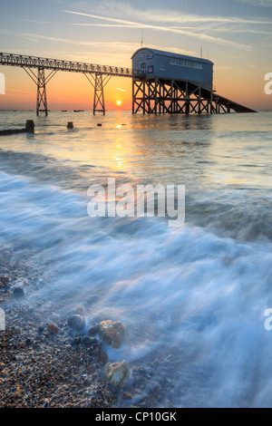 Die RNLI Lifeboat Station in Selsey in West Sussex erfasst bei Sonnenaufgang Stockfoto