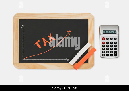 Eine Tafel. Ein Diagramm mit einer steigenden Kurve dazu. An die Tafel ist das Wort Steuer geschrieben, Calculator auf rechten Seite. Stockfoto