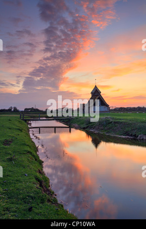 Fairfield Kirche auf Romney Marsh in Kent gefangengenommen bei Sonnenuntergang Stockfoto