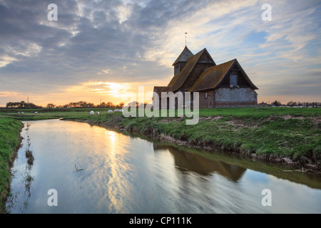 Fairfield Kirche auf Romney Marsh in Kent gefangengenommen kurz vor Sonnenuntergang Stockfoto