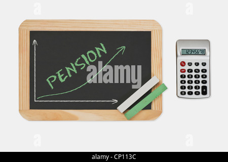 Tafel, ein Diagramm mit einer steigenden Kurve. An die Tafel ist das Wort Pension. Taschenrechner auf der rechten Seite. Stockfoto