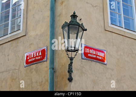 Straßenschilder und Lampe, Prager Burg, Tschechische Republik Stockfoto