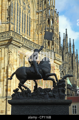 Statue des Heiligen Georg, außerhalb St.-Veits-Dom, Prag, Tschechische Republik Stockfoto