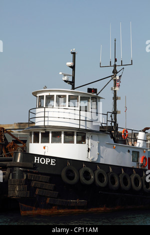 Ein Schlepper namens Hope vor Anker in Newport, Rhode Island, USA Stockfoto