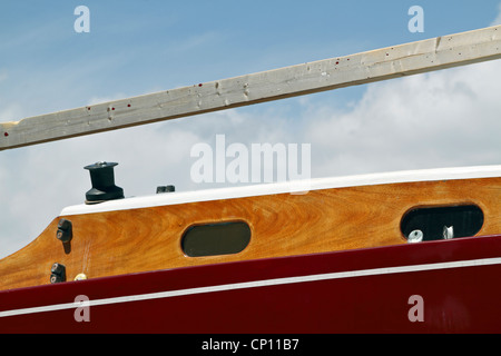 Eine Nahaufnahme einer Segelyacht außerhalb des Museums Yachting in Newport, Rhode Island, USA Stockfoto