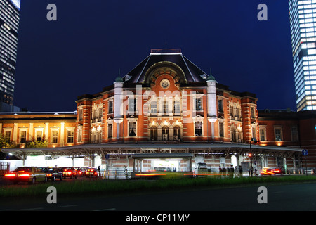 alte Gebäude von Tokio Bahnhof bei Dämmerung mit vielen Taxi-Autos unter den riesigen modernen Gebäuden, Japan Stockfoto