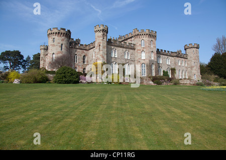 Cholmondeley Schlossgärten. Frühlings-Blick auf Cholmondeley Burg. Stockfoto