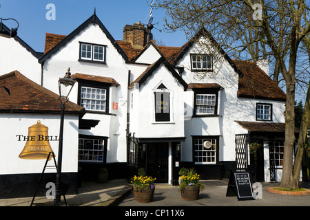 Der Bell Pub, East Molesey Surrey. VEREINIGTES KÖNIGREICH. Das Bell Public House, gebaut ca. 1460, ist eines der ältesten englischen Pubs / alte British Pub Stockfoto