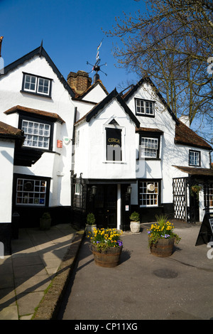 Der Bell Pub, East Molesey Surrey. VEREINIGTES KÖNIGREICH. Das Bell Public House, gebaut ca. 1460, ist eines der ältesten englischen Pubs / alte British Pub Stockfoto