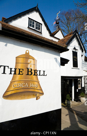 Der Bell Pub, East Molesey Surrey. VEREINIGTES KÖNIGREICH. Das Bell Public House, gebaut ca. 1460, ist eines der ältesten englischen Pubs / alte British Pub Stockfoto