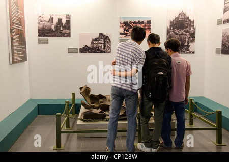 Vietnam, Ho-Chi-Minh-Stadt (aka Saigon). Vietnam War Remnants Museum, innen. Jungen Krieg Erinnerungsstücke zu betrachten. Stockfoto