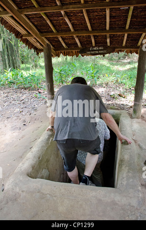 Vietnam Cu Chi. Cu Chi Tunnel, 200 km lange Tunnel Komplex während des Vietnam Krieges verwendet. Eintrag in die U-Bahn Tunnel. Stockfoto