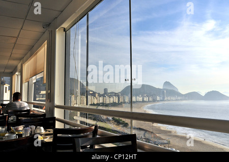 Panoramablick auf den Strand von der Küste und den Zuckerhut vom Restaurant des Debret Hotels, Rio de Janeiro, Brasilien Stockfoto