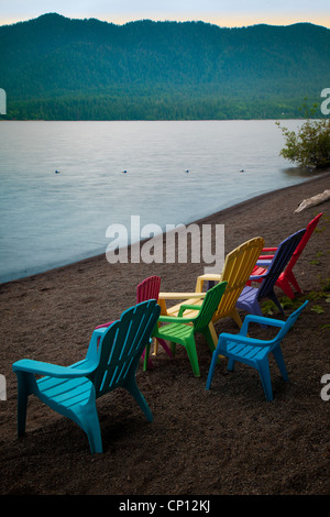 Stühle an einem Strand am Lake Quinault in Olympic Nationalpark Stockfoto