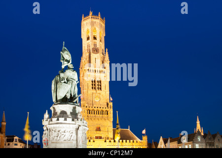 Der berühmte Glockenturm in Brügge mit blauen Nachthimmel, Belgien. Stockfoto