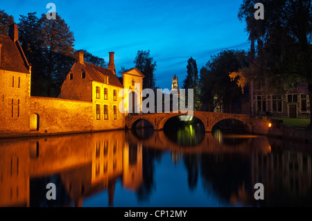 Nachtansicht der Brücke Minnewater und Beginenhof in Brügge, Belgien. Stockfoto