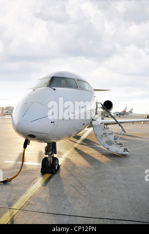 Passagierflugzeug laden im Flughafen Stockfoto