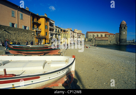 Typische katalanische Boote und zurück Notre Dame des Anges Kirche, Hafen von Collioure, Östliche Pyrenäen, Languedoc-Roussillon, Frankreich Stockfoto