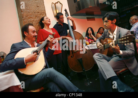 Konzert in Clube de Fado Sängerin Cristina Nóbrega & Clube de Fado Besitzer / Gitarrist Mario Pacheco auf der linken Seite, Lissabon, Portugal Stockfoto