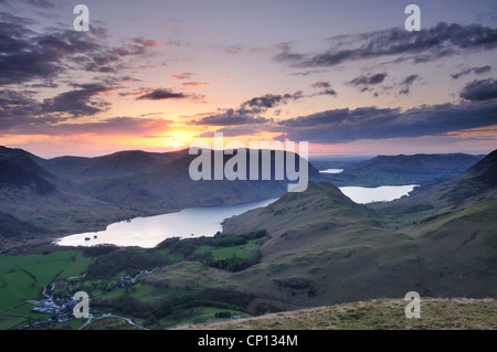 Sonnenuntergang über Buttermere Dorf und Crummock Wasser im englischen Lake District Stockfoto