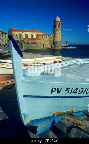 Typisch katalanische Boot und zurück Kirche Notre Dame des Anges, Hafen von Collioure, Östliche Pyrenäen, Languedoc-Roussillon, Frankreich Stockfoto