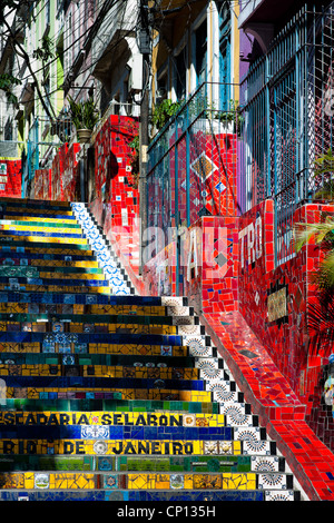 Blick von der Treppe Selaron Escadaria Selarón (), ein Mosaik Treppe aus bunten Fliesen, in Rio de Janeiro, Brasilien. Stockfoto